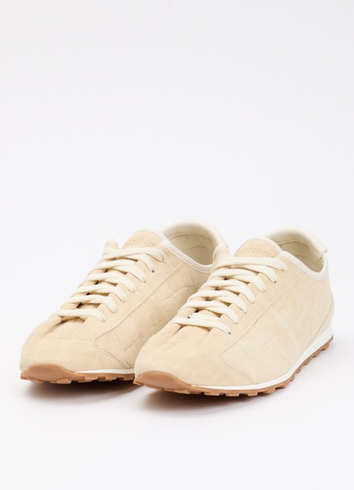 Jacquemus Les Tennis sneaker van kalfssuède met crocostructuur - detail ivoor