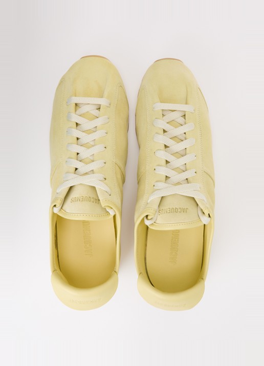 Jacquemus Les Tennis sneaker van kalfssuède - detail 2 lichtgeel