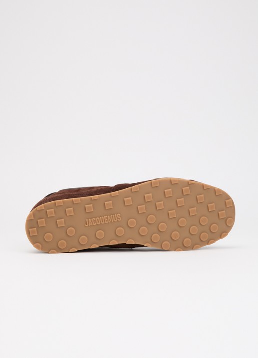 Jacquemus Les Tennis sneaker van suède met crocostructuur  - detail 3 hazelnootbruin