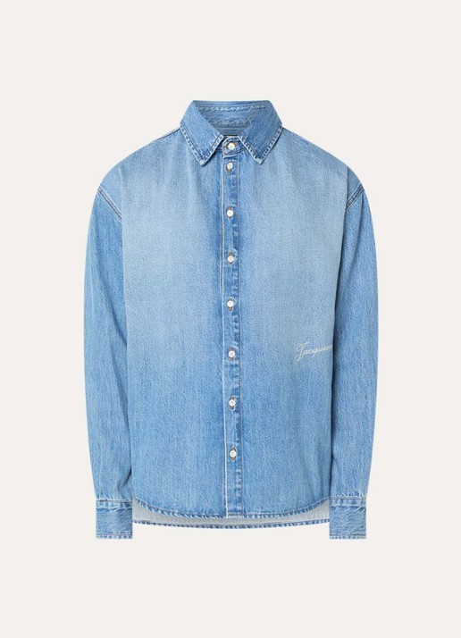 Jacquemus Regular fit overhemd van denim met logo - voorkant 3 lichtblauw