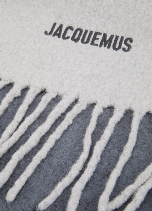 Jacquemus Sjaal in alpaca wolblend met logoprint 250 x 35 cm - detail grijs