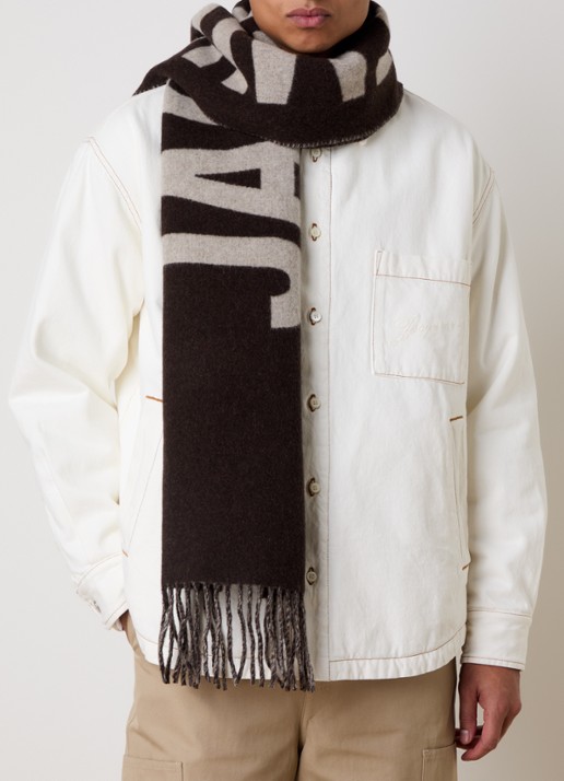 Jacquemus Sjaal van wol met franjes en logoprint 180 x 35 cm - voorkant 2 donkerbruin
