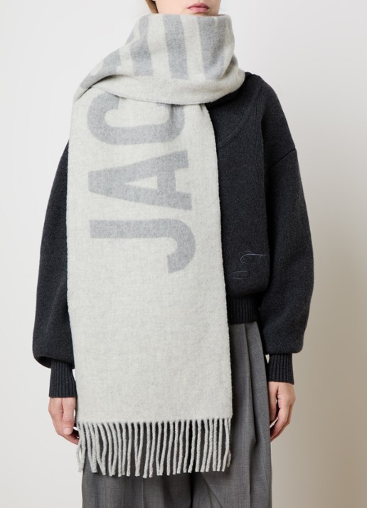 Jacquemus Sjaal van wol met franjes en logoprint 180 x 35 cm - voorkant 3 lichtgrijs