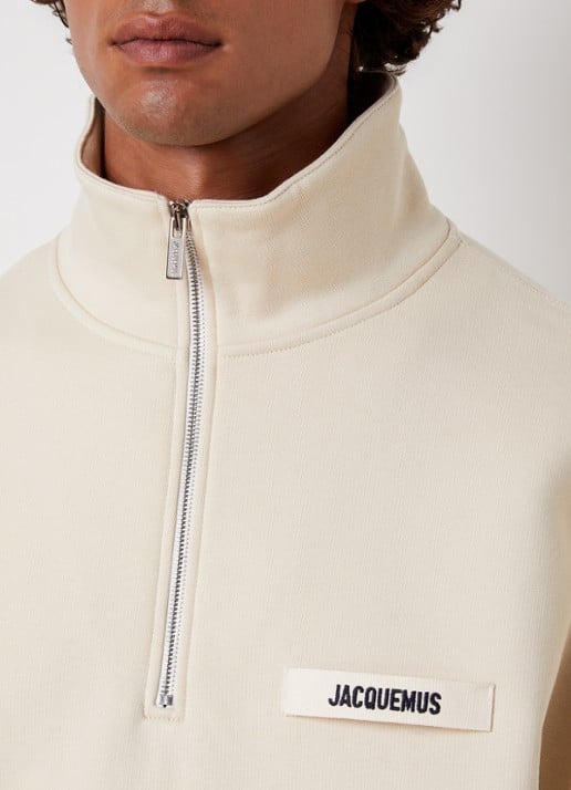 Jacquemus Sweater met logo en halve rits - detail 2 zand