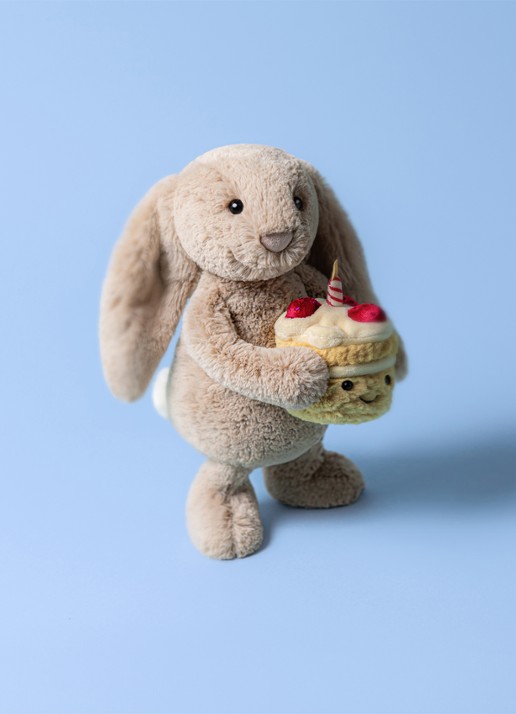 Jellycat Bashful Beige Bunny 'Birthday' knuffel 31 cm - voorkant 2 beige