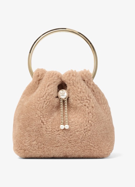 Jimmy Choo Bon Bon handtas van lamsvacht - voorkant lichtbruin