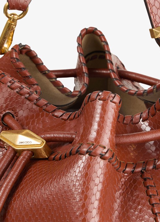 Jimmy Choo Cinch M schoudertas van leer met slangenstructuur - detail 4 cognac