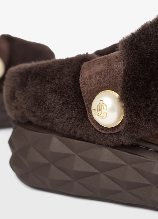Jimmy Choo Diamond Maxi Mule/F instapper van lamssuède - detail 4 donkerbruin