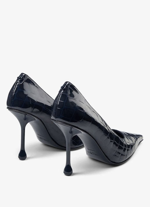 Jimmy Choo Ixia 95 pump van kalfsleer met crocostructuur - achterkant donkerblauw