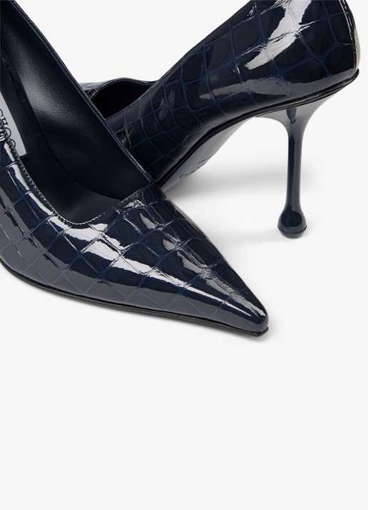 Jimmy Choo Ixia 95 pump van kalfsleer met crocostructuur - detail 5 donkerblauw