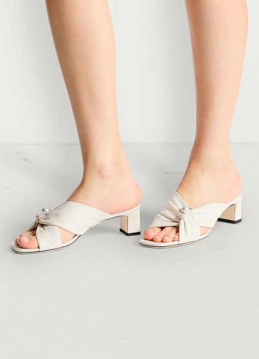 Jimmy Choo Rafi 45 muiltje van lamsleer - voorkant 5 gebroken wit