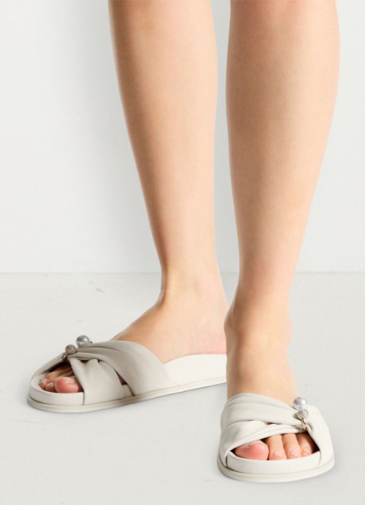 Jimmy Choo Rafi slipper van lamsleer - voorkant 6 gebroken wit