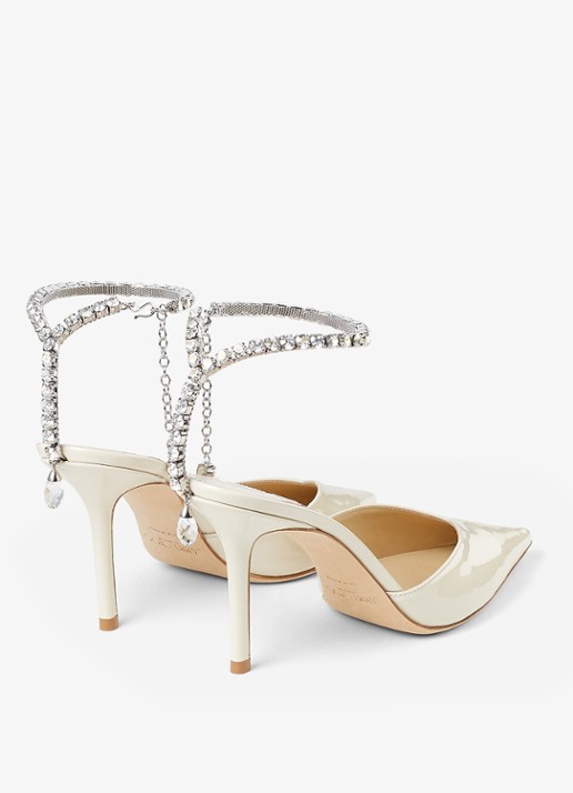 Jimmy Choo Saeda 85 pump van lakleer met kristal - achterkant 5 gebroken wit
