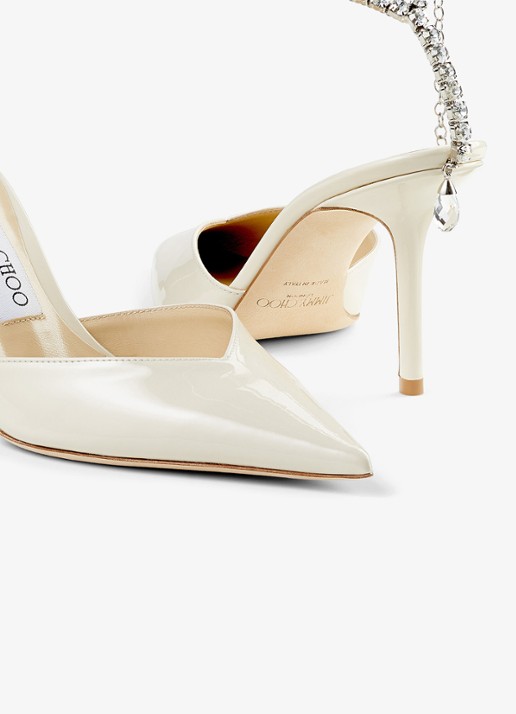 Jimmy Choo Saeda 85 pump van lakleer met kristal - detail 3 gebroken wit