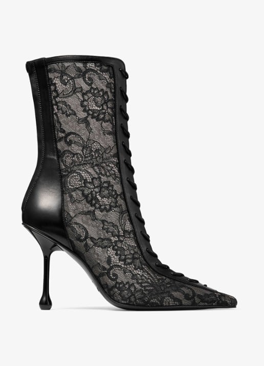 Jimmy Choo Scarlett 95 enkellaarsje van kant met lamsleren details - voorkant zwart