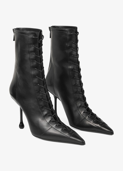 Jimmy Choo Scarlett 95 enkellaarsje van lamsleer - detail zwart