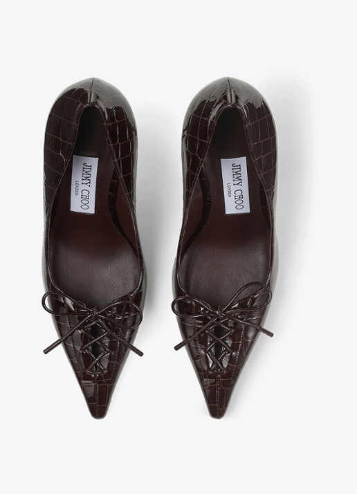 Jimmy Choo Scarlett 95 pump van kalfsleer met crocostructuur - detail donkerbruin