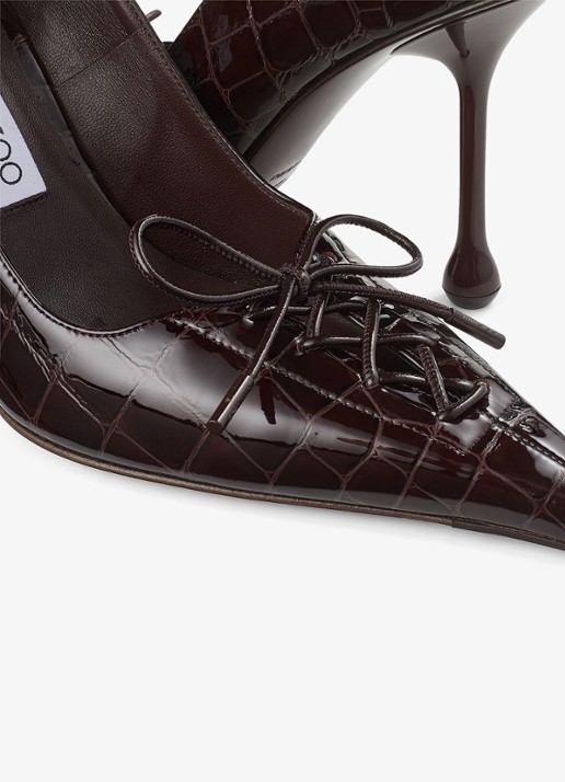 Jimmy Choo Scarlett 95 pump van kalfsleer met crocostructuur - detail 2 donkerbruin