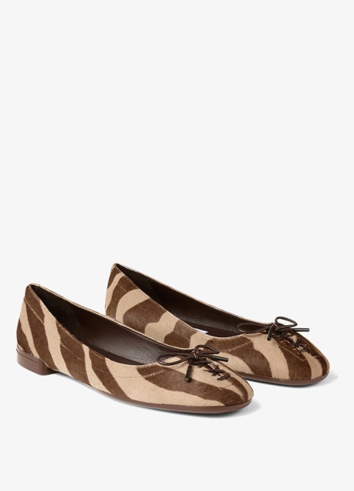 Jimmy Choo Scarlett ballerina van kalfsleer met ponyhair - voorkant 3 bruin