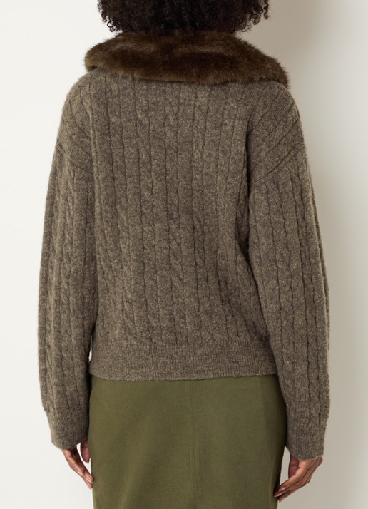 Josephine & Co Curtis kabelgebreid vest in alpaca wolblend met afneembare imitatiebontkraag - achterkant bruin
