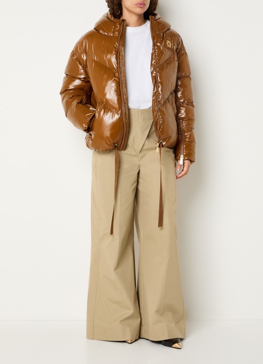 JOSH V Brenna puffer jack met strikceintuur en glanzende finish - voorkant 2 cognac