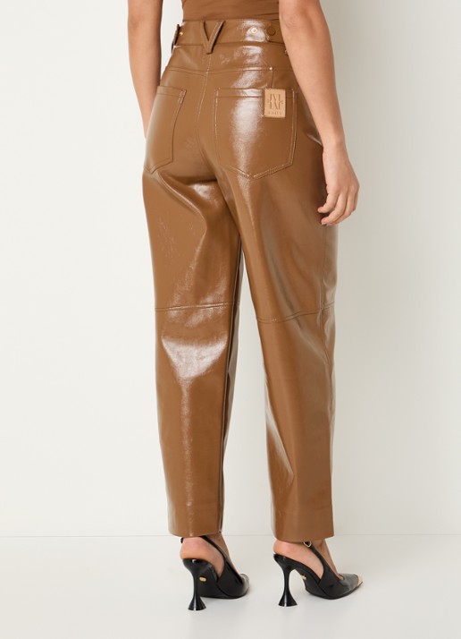 JOSH V Rae high waist tapered fit broek van imitatieleer met glanzende finish - achterkant cognac