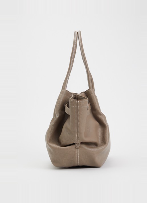 JW PEI Hana Medium schoudertas met logo - detail 3 taupe
