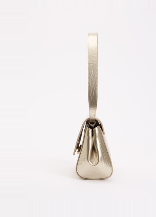 KAAI Ikon clutch van kalfsleer met lakfinish en verstelbare schouderriem - detail 3 goud