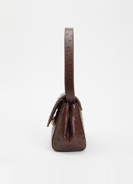 KAAI Ikon clutch van kalfsleer met textuur en afneembare schouderriem - detail 2 hazelnootbruin