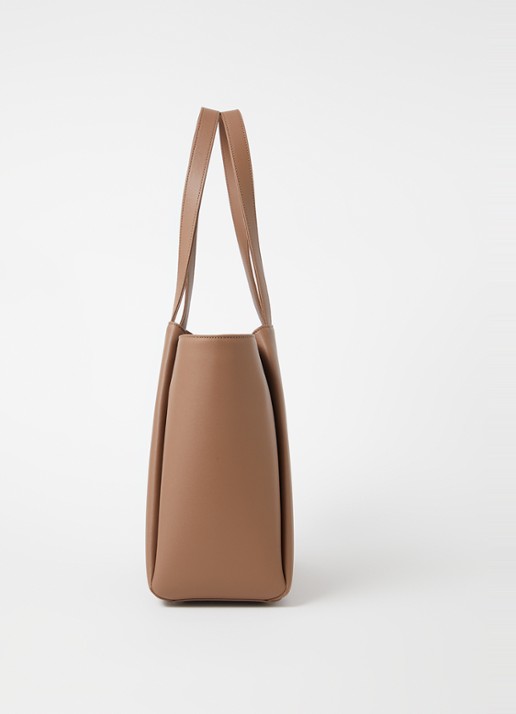 KAAI Midi Pyramid schoudertas van leer met 13,5 inch laptopvak - detail 3 taupe