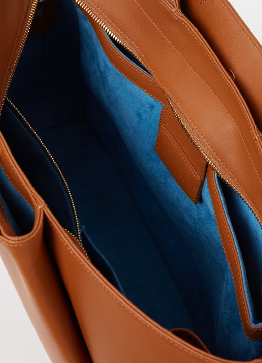 KAAI Midi Pyramid schoudertas van leer met 13,5 inch laptopvak - detail 2 cognac