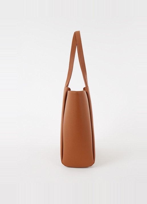KAAI Midi Pyramid schoudertas van leer met 13,5 inch laptopvak - detail 3 cognac