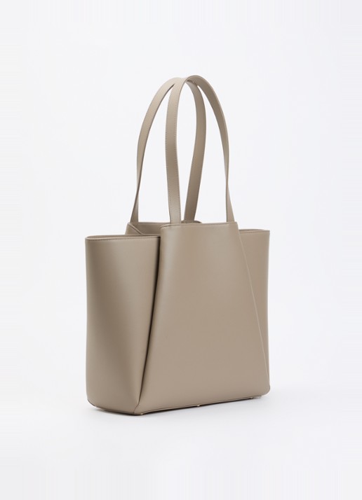 KAAI Pyramid schoudertas van leer met 15 inch laptopvak - achterkant taupe