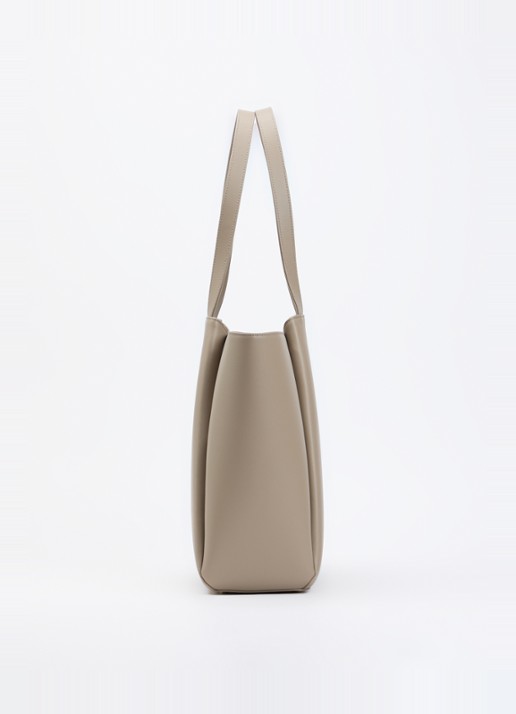 KAAI Pyramid schoudertas van leer met 15 inch laptopvak - detail 3 taupe