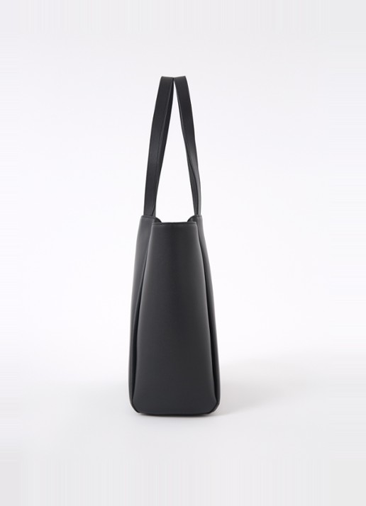 KAAI Pyramid schoudertas van leer met 15 inch laptopvak - detail 2 zwart