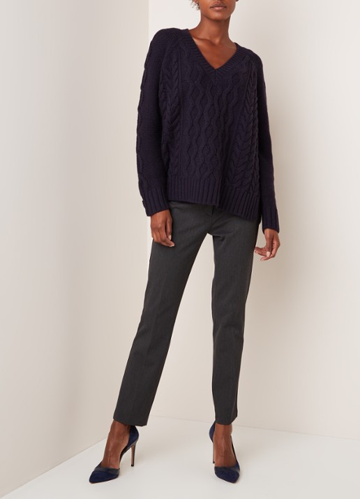 Kabelgebreide pullover van wol met V-hals - voorkant 3 donkerblauw