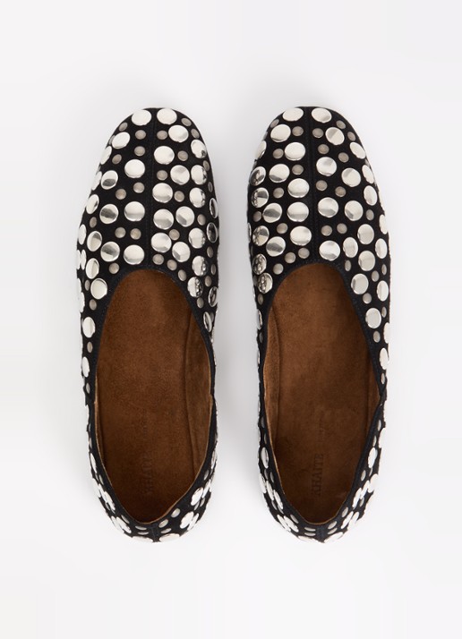 Khaite Ballerina van suède met studs - detail 3 zwart
