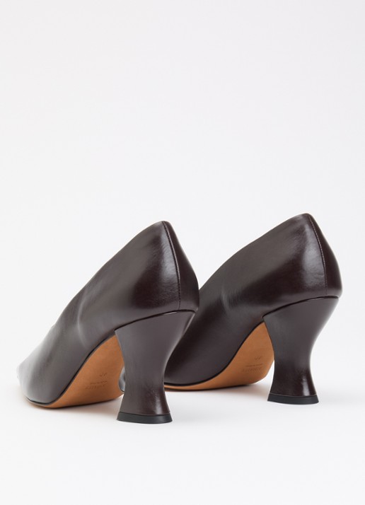Khaite Colleen pump van kalfsleer - achterkant chocoladebruin