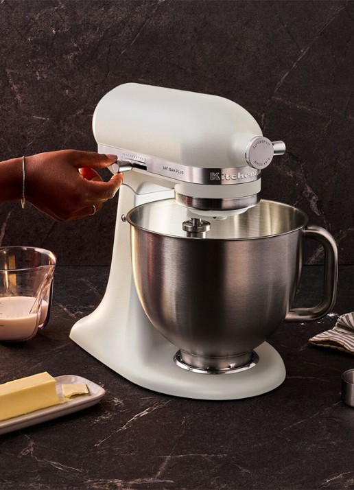 KitchenAid Artisan Plus keukenmachine met kantelbare kop 4,7 liter - voorkant 2 porcelain white