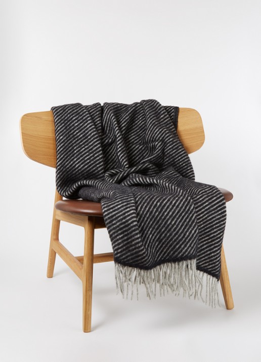 Klippan Carl plaid van wol 200 x 130 cm - voorkant 2 zwart