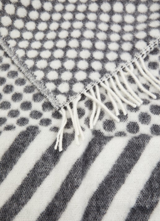 Klippan Dot and Stripe plaid van lamswol 130 x 180 cm - detail zwart