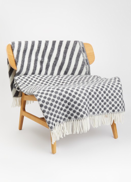Klippan Dot and Stripe plaid van lamswol 130 x 180 cm - voorkant 3 zwart