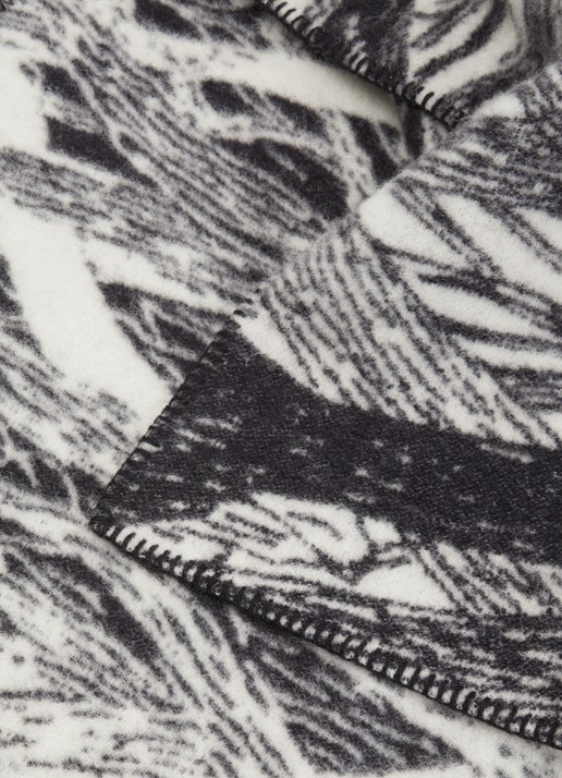 Klippan Moomin On The Run plaid van lamswol 130 x 180 cm - detail zwart