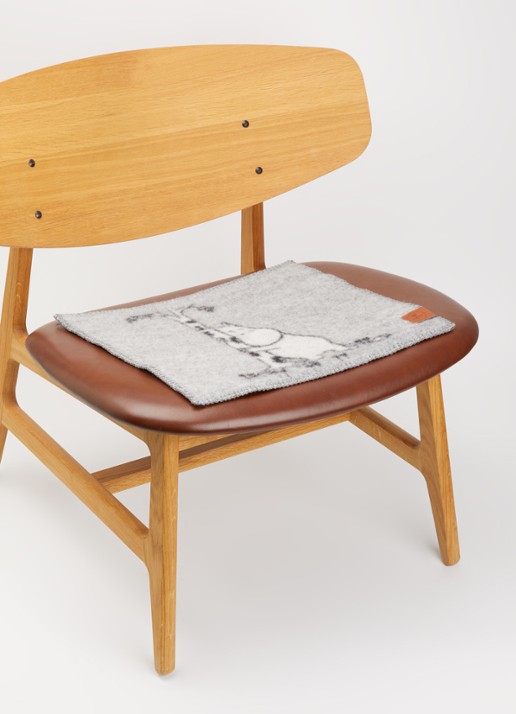 Klippan Moomin Tree Hug seatpad van lamswol 43 x 43 cm - voorkant 2 grijs