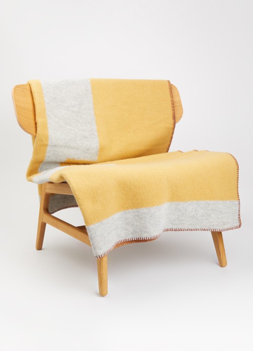 Klippan Plan plaid van lamswol 130 x 180 cm - voorkant 3 mosterd