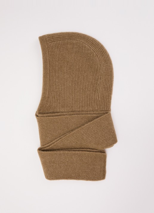Knit-ted Betsy sjaal met capuchon in merino wolblend - voorkant camel