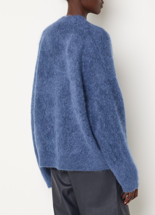 Knit-ted Maris grofgebreid vest met V-hals - achterkant 4 staalblauw