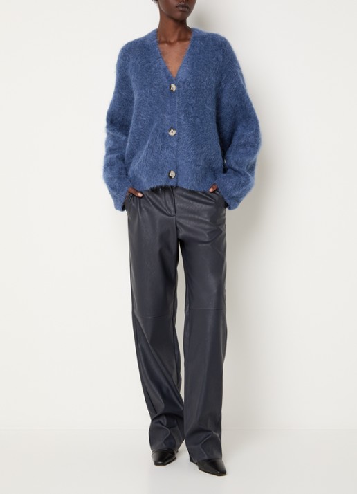 Knit-ted Maris grofgebreid vest met V-hals - voorkant 3 staalblauw