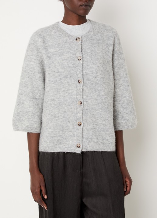 Knit-ted Meg grofgebreid vest met ronde hals - detail grijsmele