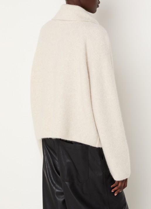 Knit-ted Milo grofgebreid vest met opstaande kraag - achterkant 2 vanillegeel